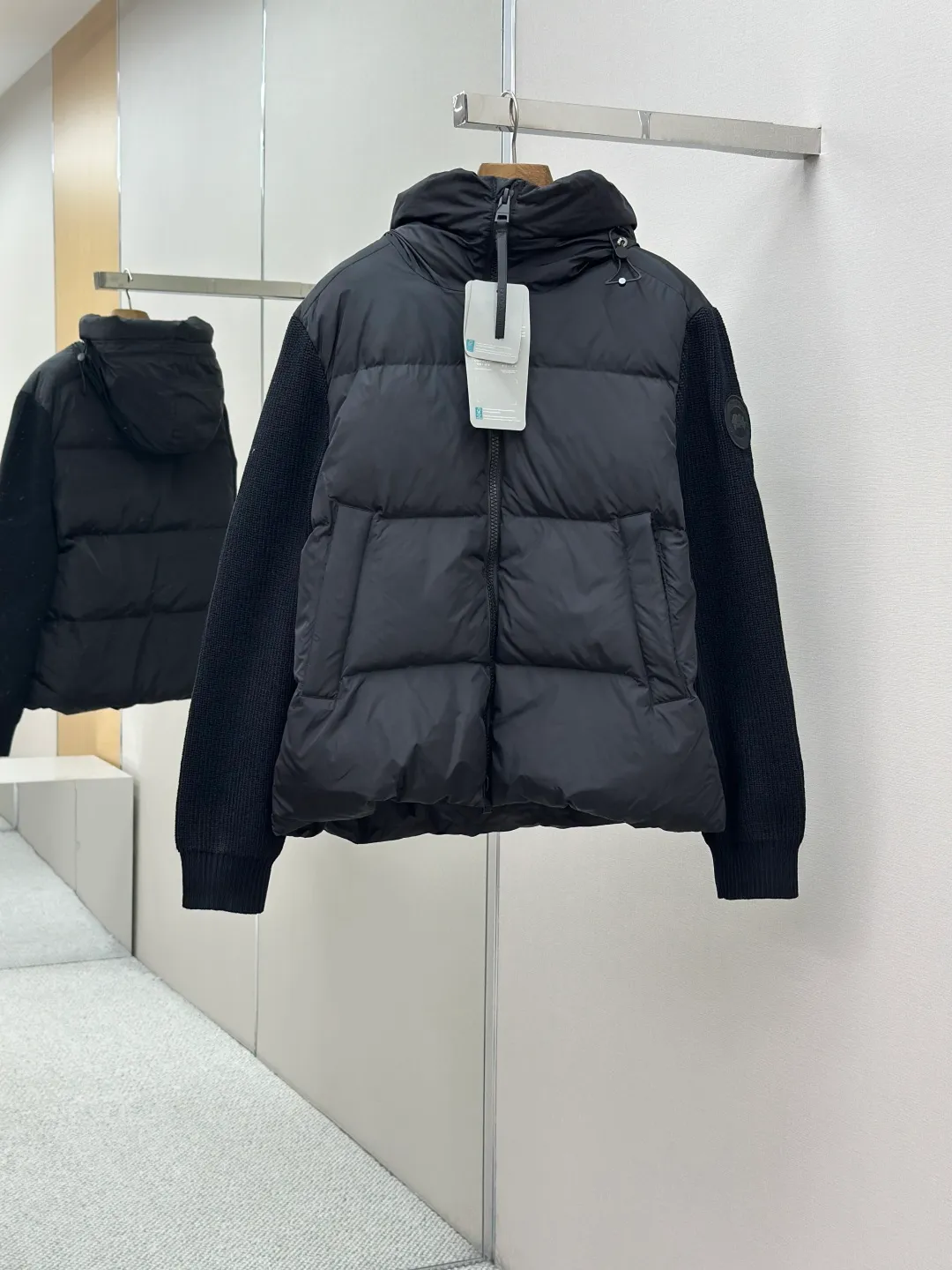 P910 CANADA GOOSE Canada Goose Armband Hooded Down Jacket Fabric selection: The use of high-quality protective nylon fabric not only enhances the wear resistance of the surface, but also takes into account wind resistance, ensuring excellent performance in various harsh weather conditions.  90 national standard high-quality white duck down: selected high-loft down, weighing 170g, light and warm, with excellent temperature locking performance and good resilience.  Three-dimensional quilting process: Precision thread reinforcement to prevent velvet drilling and ensure that the fluffy and resilient elasticity lasts as new.  7-needle medium-thick knitted structure: Use thicker yarns to knit woolen fabrics with obvious thickness and weight. The texture is clearly visible and has a rough, retro texture. It has a good skeleton feel, is relatively stiff, and can maintain the silhouette of clothing for a long time. It also provides more layers of still air to lock in heat.  There is a brand exclusive LOGO on the woolen sleeve arms. It is dark and not obvious in the photo.  Accessories: One-to-one customized logo, one-to-one customized zipper pendant, one-to-one customized snap button SIZE: S M L XL